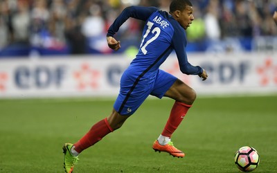 熊猫体育-利物浦门将超级失误送礼