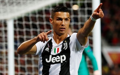 熊猫体育播报-球迷调侃：球门上装了磁铁吧